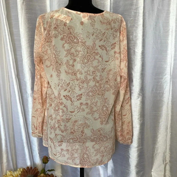 Chico’s NWT Women’s 1 (M) Flounce Front Peach Floral Paisley Semi-Sheer Blouse - Picture 3 of 9